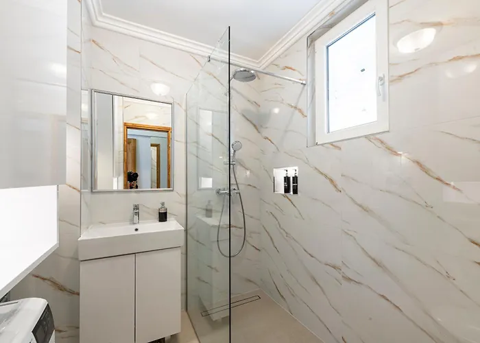 One , Sea View , Free Parking *