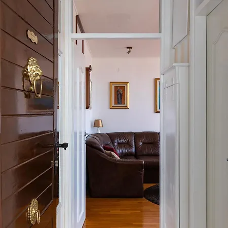 One , Sea View , Free Parking Apartment *