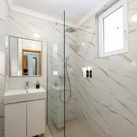 One , Sea View , Free Parking *